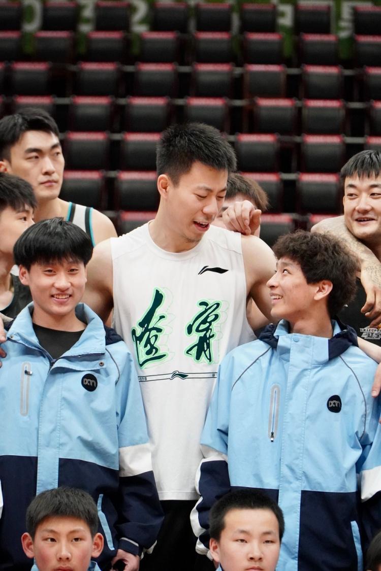 张镇麟谈鼓励小球员：不光要传递篮球精神 更要帮助下一代成长(1)