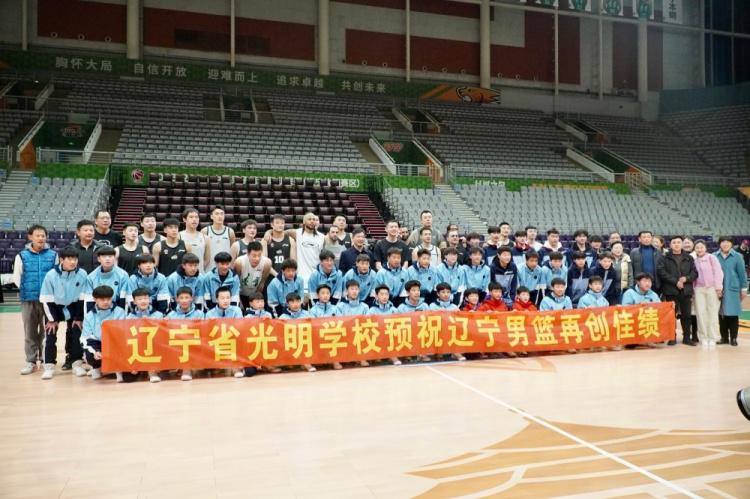张镇麟谈鼓励小球员：不光要传递篮球精神 更要帮助下一代成长(3)