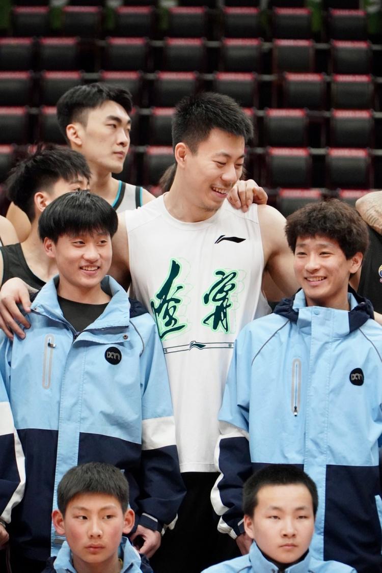 张镇麟谈鼓励小球员：不光要传递篮球精神 更要帮助下一代成长(4)