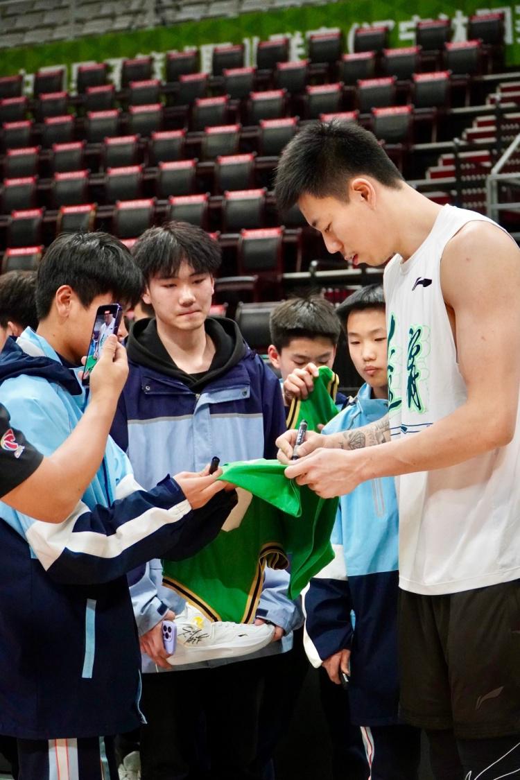 张镇麟谈鼓励小球员：不光要传递篮球精神 更要帮助下一代成长(7)