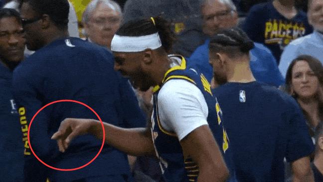 NBA意外不断：特纳扣弯手指+杜伦牙齿被撞掉 火爆冲突一人被驱逐(3)