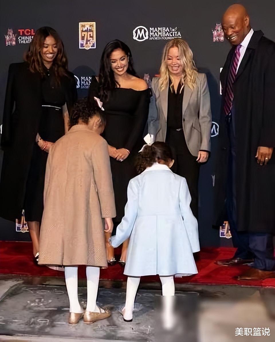 NBA瓦妮莎带3女儿纪念科比，眼含热泪，令人心疼，一身黑衣显气质(6)
