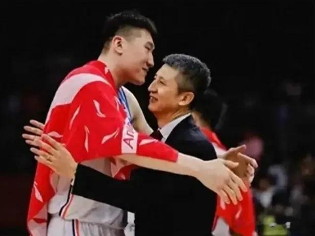 广州男篮老板比郭士强有眼光，卖李炎哲达到一举两得效果。(3)