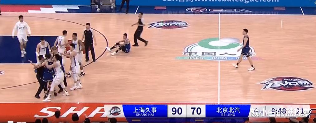 CBA季后赛：上海分大胜北京总分2-1晋级八强 爆发巨大冲突五人夺权(8)