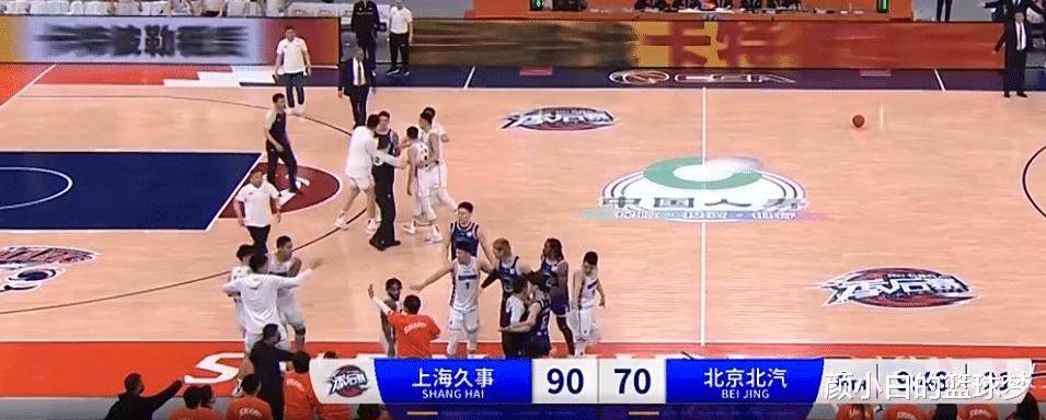 CBA季后赛：上海分大胜北京总分2-1晋级八强 爆发巨大冲突五人夺权(9)