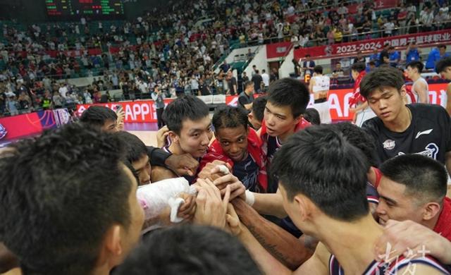 广州龙狮晋级八强平历史最佳战绩，郭士强回应“球痴”绰号