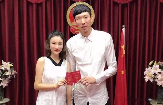 辽宁培养的球员，却成了广东队的救星，娶大六岁的漂亮空姐为妻(17)