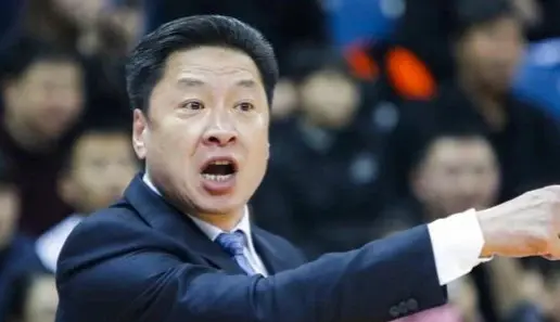 中国男子篮球甲级联赛（CBA）传出消息，原上海男篮主教练李秋平因故离开球队，引起了广大篮球爱好者的热议(1)