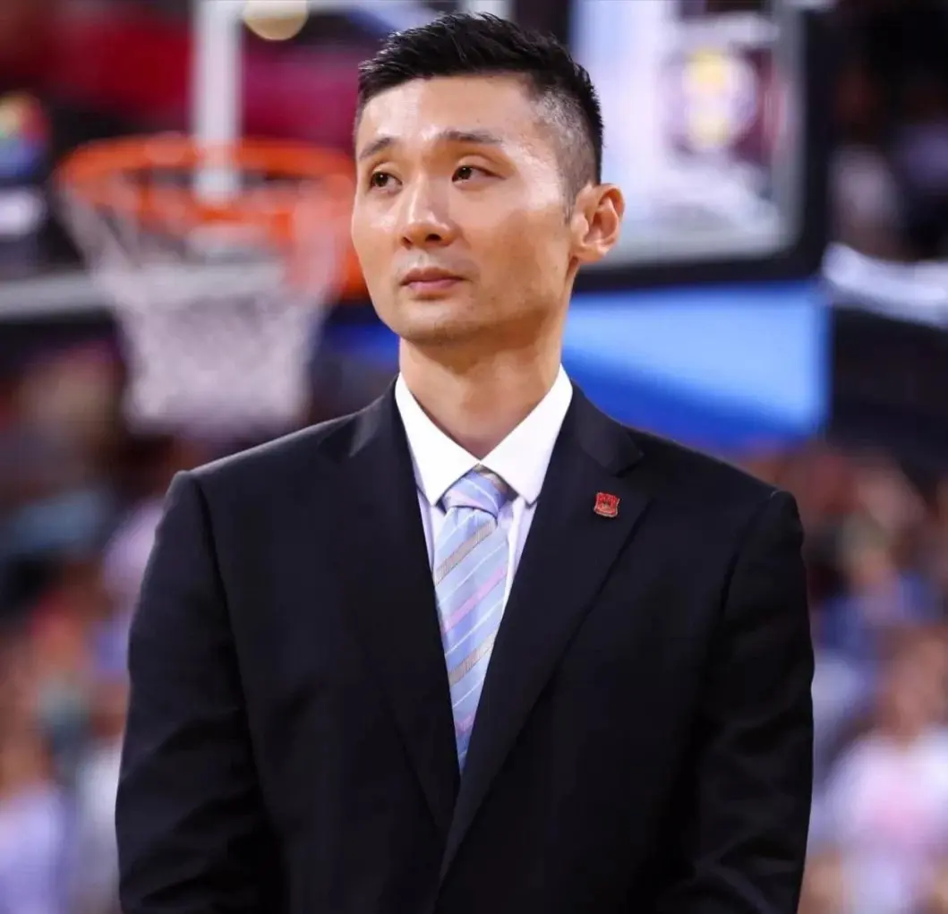 中国男子篮球甲级联赛（CBA）传出消息，原上海男篮主教练李秋平因故离开球队，引起了广大篮球爱好者的热议(2)