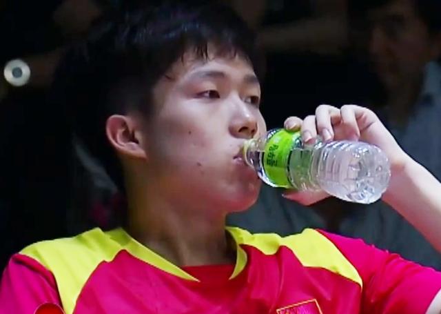 乒乓球韩国赛：许昕逆转00后小师弟，即将与马龙争夺男单冠军(2)