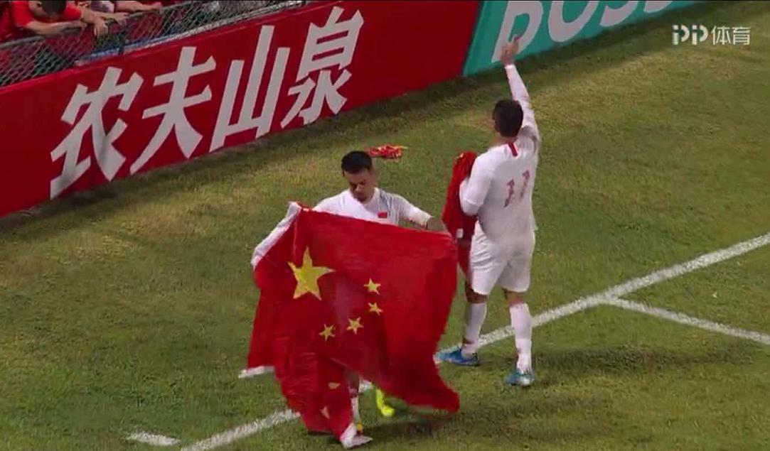 都是中国人！国足两大归化球员高举国旗，与球迷亲密互动6年前一幕重现(1)