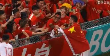 都是中国人！国足两大归化球员高举国旗，与球迷亲密互动6年前一幕重现(2)