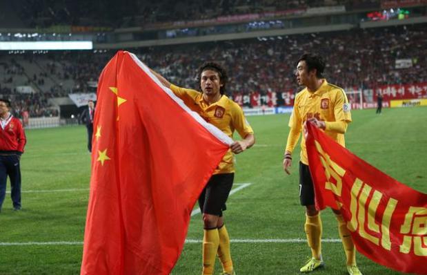都是中国人！国足两大归化球员高举国旗，与球迷亲密互动6年前一幕重现(4)