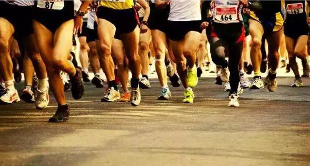 为什么顶级马拉松选手几乎不穿“四大跑鞋”参赛？(4)