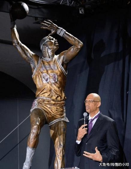 NBA球星雕像都啥样？乔丹最出名 奥尼尔霸气 唯独他的像手办(4)