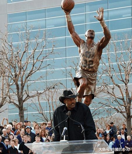 NBA球星雕像都啥样？乔丹最出名 奥尼尔霸气 唯独他的像手办(5)