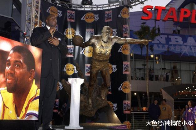 NBA球星雕像都啥样？乔丹最出名 奥尼尔霸气 唯独他的像手办(6)