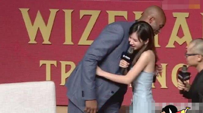 美娜采访NBA巨星科比，拥抱后激动到跺脚，“沪上皇”怎么想？(4)