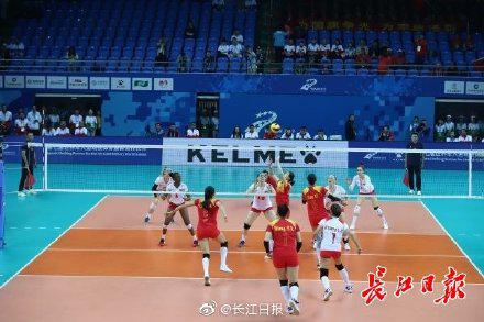 开门红!军运会中国女排3-0美国 球迷高喊中国加油(1)
