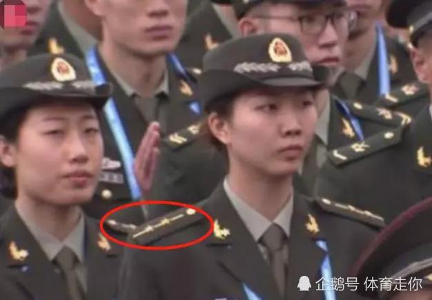 中国女排姑娘太长脸！和美国职业女军人同框，身体素质过分优越了(1)