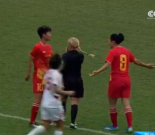 中国女足遭争议误判，彭诗梦被撞导致朝鲜进球，美国裁判拒绝改判(4)