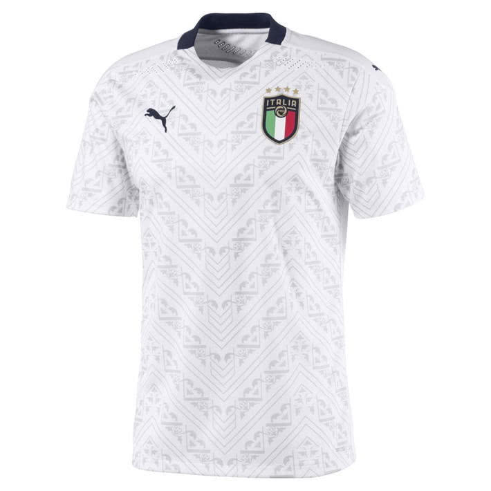 意大利队推出新款客场球衣：现代与文艺复兴的结合。将在与波黑的欧预赛中穿着这件球衣出战