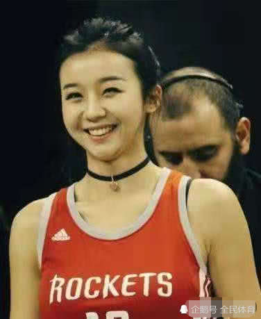 最美篮球女主播：完美身材让人羡慕，和詹皇同框一脸配，网友：手放哪里？(2)