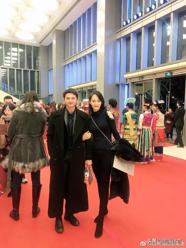 王皓妻子闫博雅也出席了活动，母校中央民族大学60年校庆的日子。