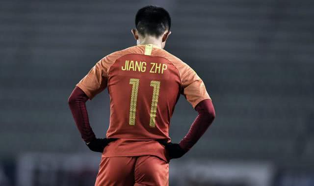 中国队1-2输给了日本队，日本说姜至鹏的动作是“杀人动作”