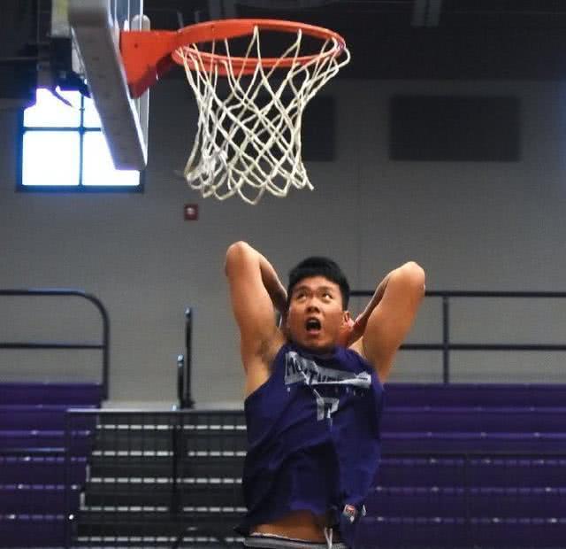 篮球少年吴勇豪。肌肉发达天赋超强，如今被NCAA邀请