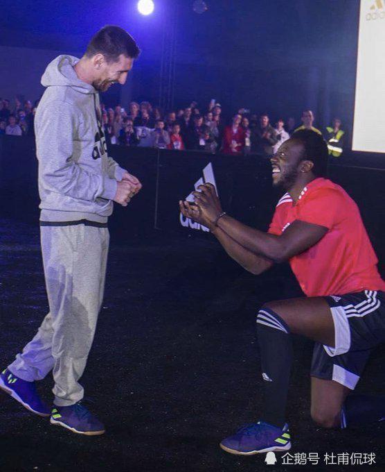 巴萨球星梅西参加了个人新球鞋的发布活动，男嘉宾突然跪地向梅西求婚