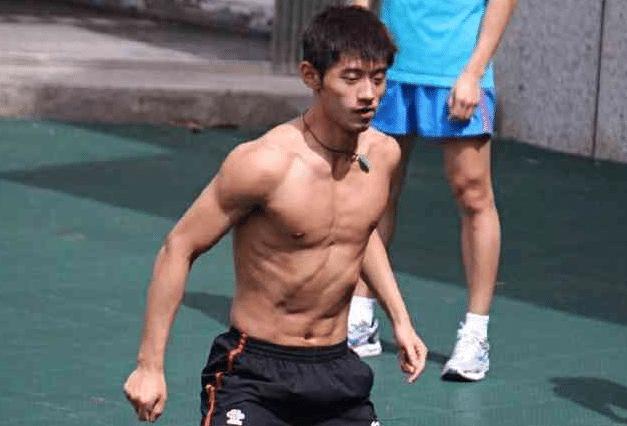 中国男乒脱下球衣满是肌肉，再看国足队员身材，真是打脸了！(1)
