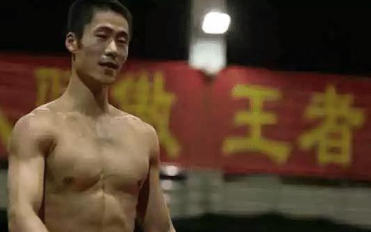 中国男乒脱下球衣满是肌肉，再看国足队员身材，真是打脸了！(2)
