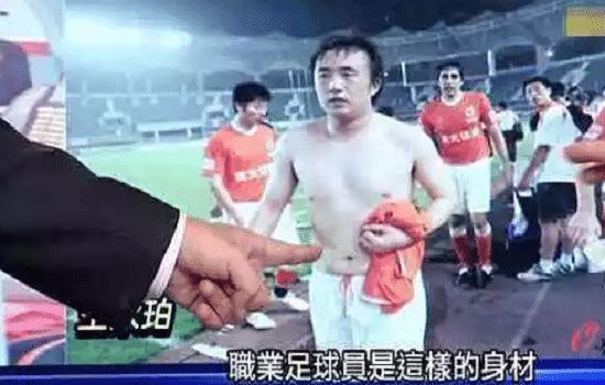 中国男乒脱下球衣满是肌肉，再看国足队员身材，真是打脸了！(3)