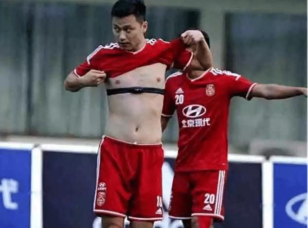 中国男乒脱下球衣满是肌肉，再看国足队员身材，真是打脸了！(4)