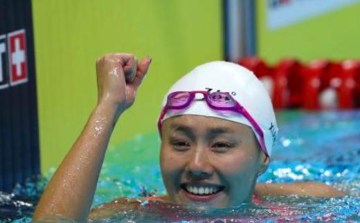 0.71秒绝杀！0.38秒绝杀！中国泳坛女神奥运年开门红，霸气夺双冠(1)