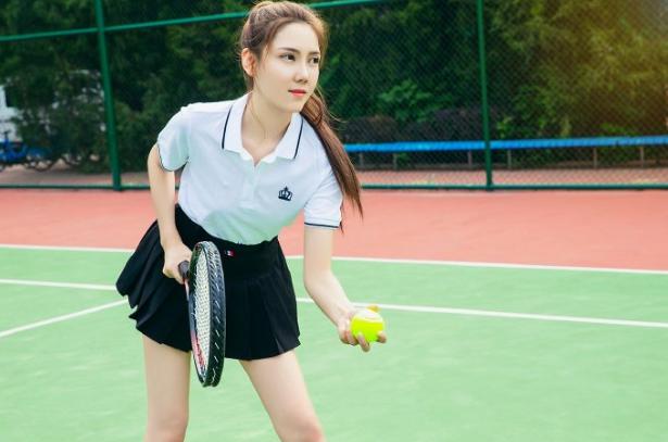跟这样的美女打网球，没几个人打的赢她吧！(4)