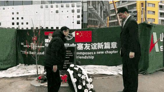 中国2分绝杀奥运亚军，2米26姚明弯腰献花，纪念牺牲21年中国英雄(1)