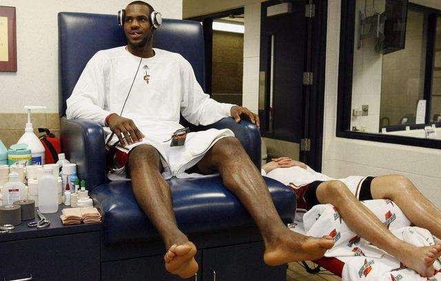 看过科比的手，詹皇的脚，罗斯的膝盖，你还羡慕NBA球星的高薪吗？(4)