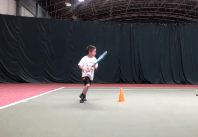 6岁的嗯哼在练网球的时候，动作非常的干净利落，被杜江夸赞(1)