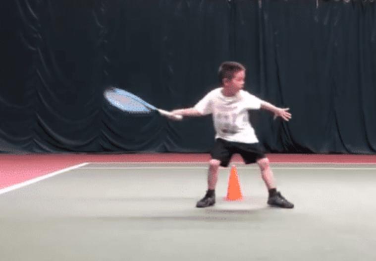 6岁的嗯哼在练网球的时候，动作非常的干净利落，被杜江夸赞(2)