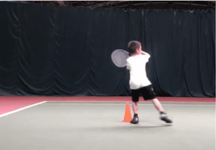6岁的嗯哼在练网球的时候，动作非常的干净利落，被杜江夸赞(3)