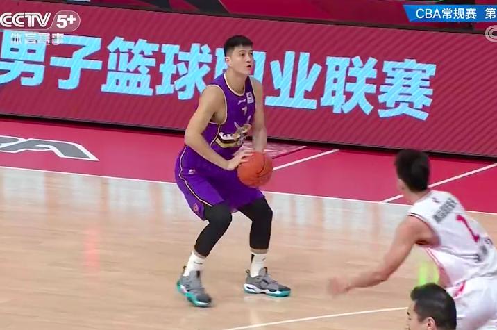 中国篮球疯狂瞬间！马布里同时祭出5大总冠军，2米07巨人出场12秒立功(3)