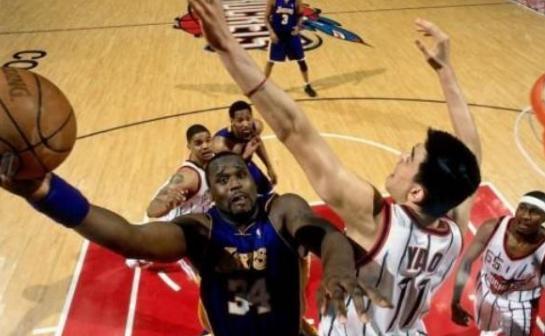 中国球员NBA高光时刻，巴特尔单手放倒奥尼尔，巨人姚明送奥尼尔4个盖帽(3)
