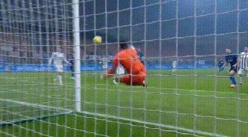 凌晨6点！C罗梅西遭暴击，2人0进球＋0助攻，尤文完败巴萨耻辱丢冠(2)