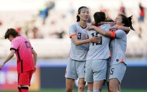 防止到韩国无法训练，中国女足出发前加练一场(1)