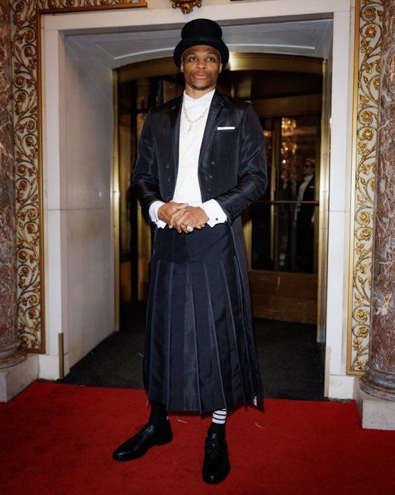 NBA第一潮男！威少参加时尚典礼造型抢镜：黑色晚礼服裙装前卫复古(2)