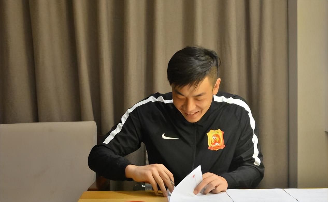33岁的前武汉队门神退役，曾在球队效力多年，却未得到俱乐部重用(3)