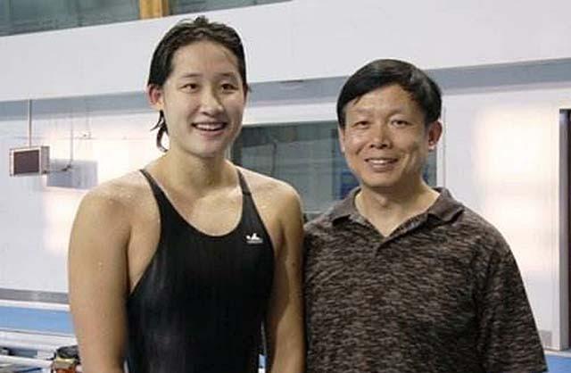 蝶泳皇后刘子歌，嫁大23岁教练给其买豪车，如今移民澳洲儿女双全(2)
