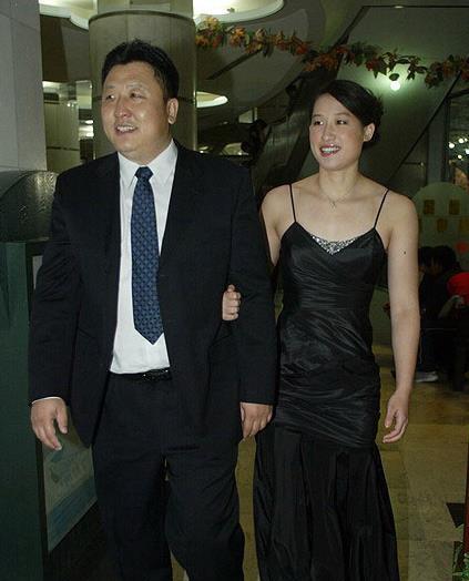 蝶泳皇后刘子歌，嫁大23岁教练给其买豪车，如今移民澳洲儿女双全(5)